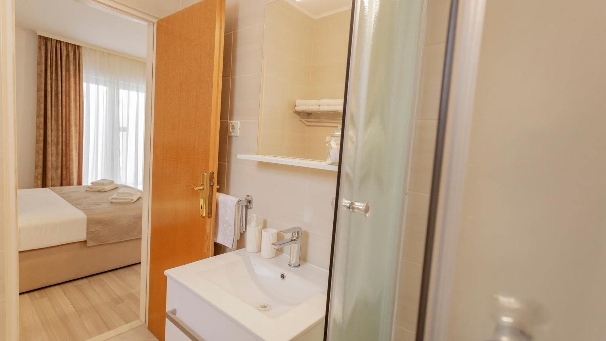 Baska Voda Apartments - Steps From The Beach, Free Parking, Central Location Zewnętrze zdjęcie
